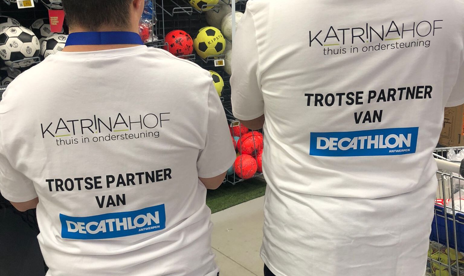 Cliënt draagt t-shirt met opschrift Trotse partner van Decathlon